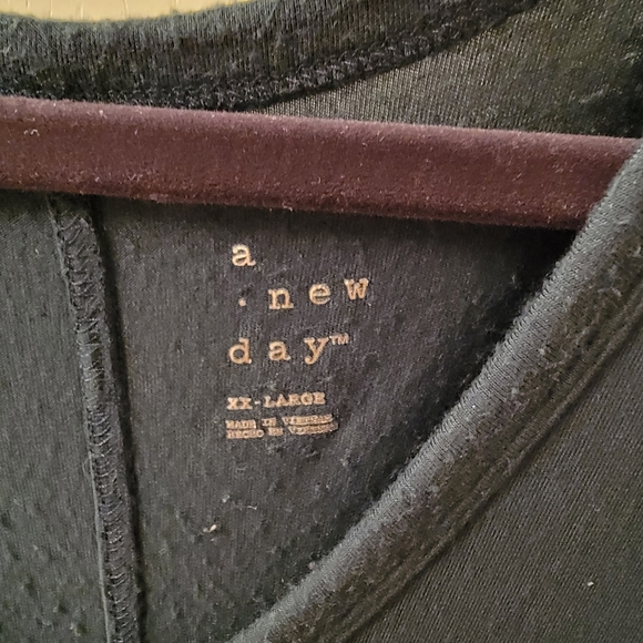 T-Shirt - Picture 2 of 3